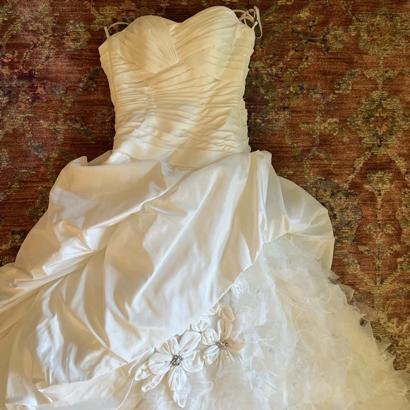 Kitty Chen Couture size 8 wedding dress.  Never worn! - Picture 2 of 9